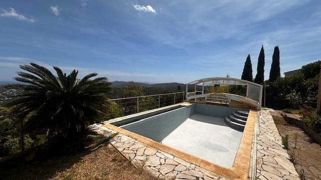 Maison Vue mer et colline avec piscine, grand garage et terrain.