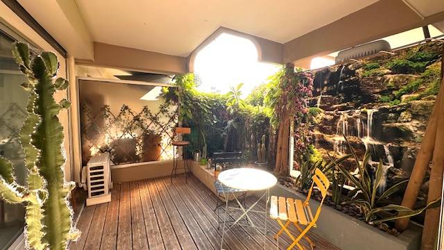 Appartement T2 à vendre au LAVANDOU avec  place de parking, proche des commerces et plage à pied.