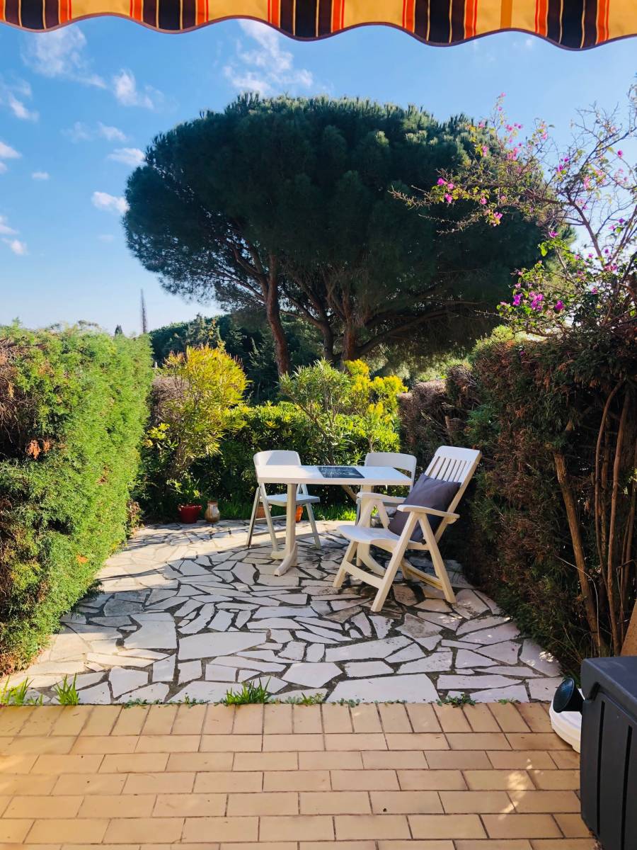 Appartement à Vendre Le Lavandou Saint Clair Appartement Studio cabine avec terrasse place de parking et plage à pied Le  Lavandou - Saint-Clair - Restaurants et plage à pied - Agence immobilière  vente et achat de biens à Bormes