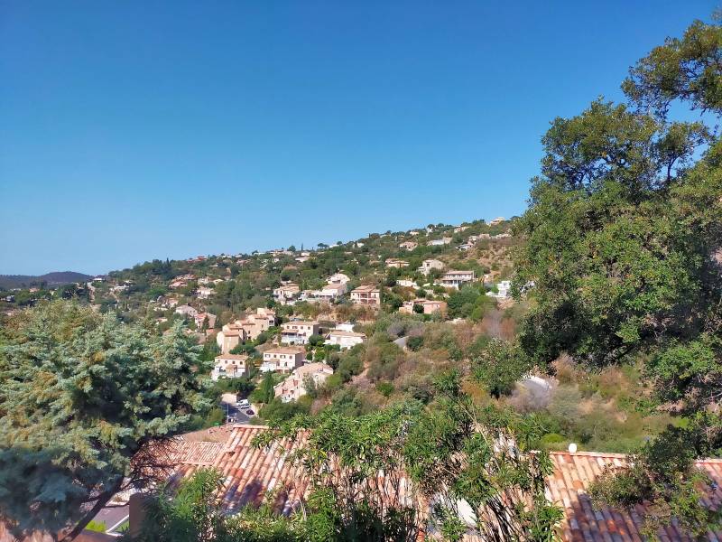 a vendre grand T2 avec parking et terrasse vue dégagée var Bormes les mimosas
