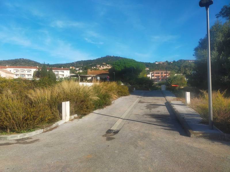 Terrain constructible à vendre proche commerces à pied à Bormes les Mimosas