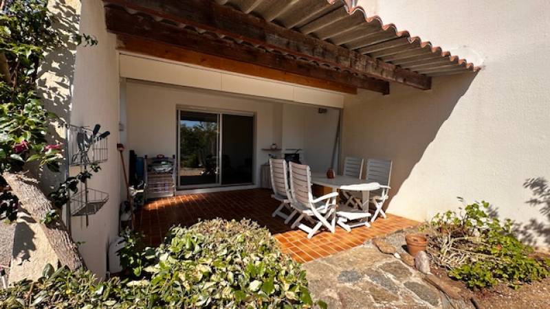 Bormes les Mimosas appartement à vendre avec place de parking privé et piscine dans la résidence. 