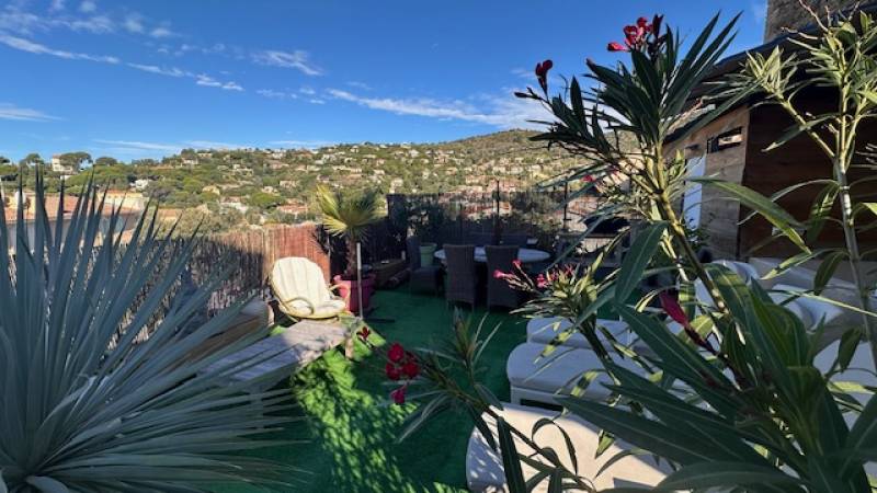 Appartement de type T4 à vendre à Bormes les Mimosas avec vue mer, terrasse, balcon au pied des commerces.