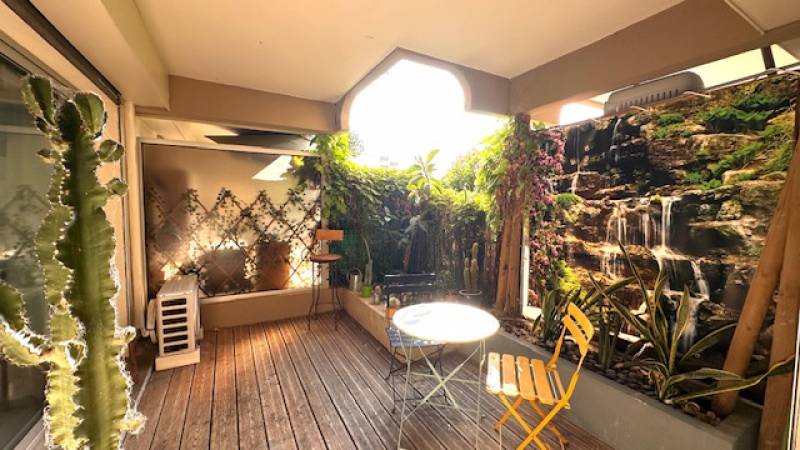 Appartement T2 à vendre au LAVANDOU avec  place de parking, proche des commerces et plage à pied.