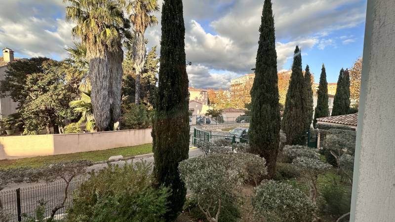 Appartement T3 avec Garage à vendre à Hyères idéalement placé proche de la gare à pied et des commerces. 